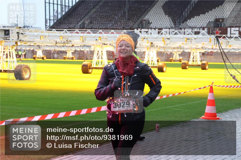 07.12.2025 - St. Pauli X-Mass-Run No. 15 Luisa Fischer http://msf.ph/oto/9381969 07.12.2025 10:47:38 Ziel 3029, 60, 78, 231, 309, 522, 523, 821, 823, 824, 1171, 1182, 1359, 1362, 1747, 1750, 1819, 1847, 1848, 1863, 1872, 1875, 2115, 2200, 2683, 2684, 2957, 2989, 2993, 3029, 3101, 3102, 3104, 3105, 3123, 3344, 3360, 4593, 4853, 4868, 4869 meine-sportfotos.de