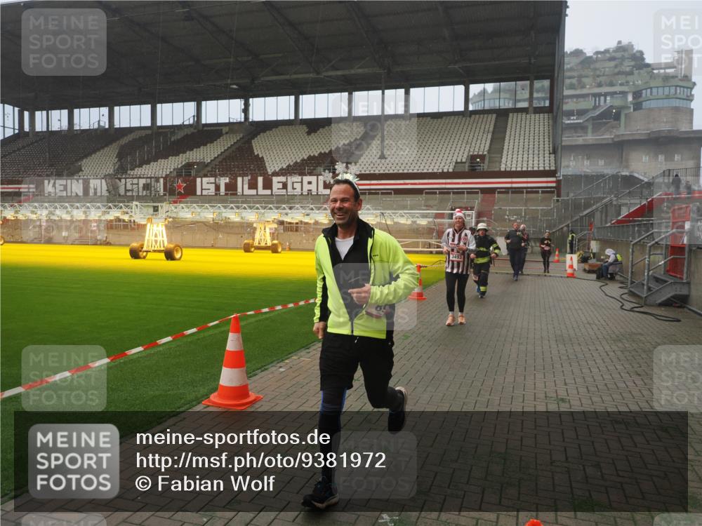 07.12.2025 - St. Pauli X-Mass-Run No. 15 Fabian Wolf http://msf.ph/oto/9381972 07.12.2025 10:09:22 Ziel 881, 896, 899, 960, 1243, 1248, 1718, 3493, 3756, 4113, 4666 meine-sportfotos.de