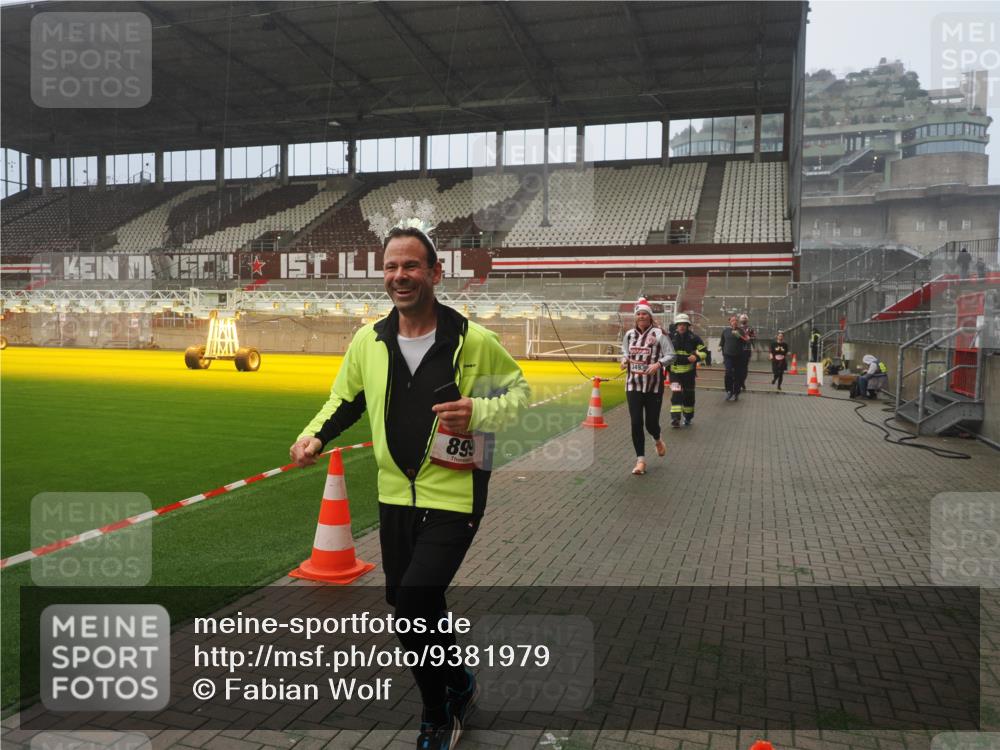 07.12.2025 - St. Pauli X-Mass-Run No. 15 Fabian Wolf http://msf.ph/oto/9381979 07.12.2025 10:09:23 Ziel 881, 896, 899, 960, 1243, 1248, 1718, 3493, 3756, 4666 meine-sportfotos.de