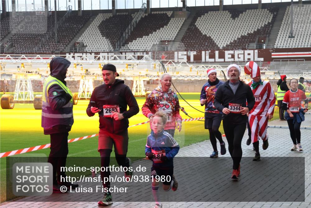 07.12.2025 - St. Pauli X-Mass-Run No. 15 Luisa Fischer http://msf.ph/oto/9381980 07.12.2025 10:47:41 Ziel 5, 2683, 684, 3344, 71, 1819, 60, 78, 231, 309, 522, 523, 821, 823, 824, 1171, 1182, 1359, 1362, 1747, 1750, 1819, 1847, 1848, 1863, 1872, 1875, 2115, 2200, 2683, 2684, 2957, 3029, 3101, 3102, 3104, 3105, 3123, 3344, 3360, 4593, 4853, 4868, 4869 meine-sportfotos.de