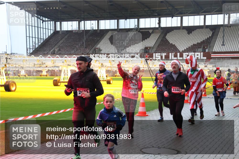 07.12.2025 - St. Pauli X-Mass-Run No. 15 Luisa Fischer http://msf.ph/oto/9381983 07.12.2025 10:47:42 Ziel 5, 23, 15, 684, 3344, 2761, 1171, 1819, 60, 78, 231, 309, 522, 523, 821, 823, 824, 1171, 1182, 1359, 1362, 1747, 1750, 1819, 1847, 1848, 1863, 1872, 1875, 2115, 2200, 2683, 2684, 2957, 3029, 3101, 3102, 3104, 3105, 3123, 3344, 3360, 4593, 4853, 4868, 4869 meine-sportfotos.de