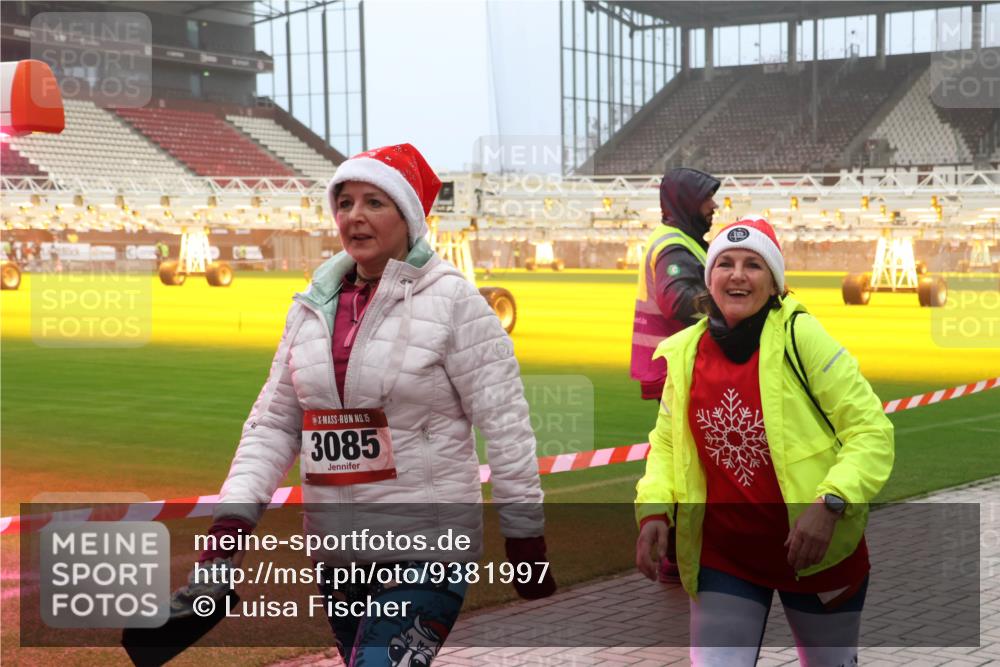 07.12.2025 - St. Pauli X-Mass-Run No. 15 Luisa Fischer http://msf.ph/oto/9381997 07.12.2025 10:12:06 Ziel 15, 3085, 670, 756, 1687, 1688, 1969, 2177, 2906, 2909, 3085, 3354, 3761, 3767, 3815, 3909, 3932, 3935, 4499, 4525, 4659, 4661, 4662 meine-sportfotos.de