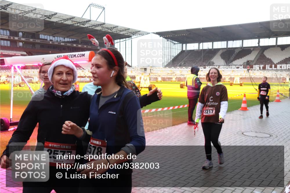 07.12.2025 - St. Pauli X-Mass-Run No. 15 Luisa Fischer http://msf.ph/oto/9382003 07.12.2025 11:20:39 Ziel 15, 2577, 15, 578, 2217, 1135, 1614, 2132, 2134, 2217, 2305, 2577, 2578, 2581, 2771, 3075, 3129, 3157, 3160, 3170, 3309, 3324, 3822, 3823, 4637 meine-sportfotos.de