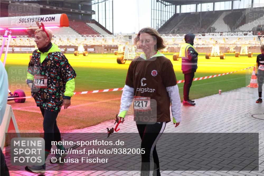 07.12.2025 - St. Pauli X-Mass-Run No. 15 Luisa Fischer http://msf.ph/oto/9382005 07.12.2025 11:20:40 Ziel 5, 2771, 15, 2217, 382, 1020, 1135, 1614, 2132, 2134, 2305, 2577, 2578, 2581, 2771, 3075, 3129, 3157, 3170, 3309, 3324, 3822, 3823, 4637 meine-sportfotos.de