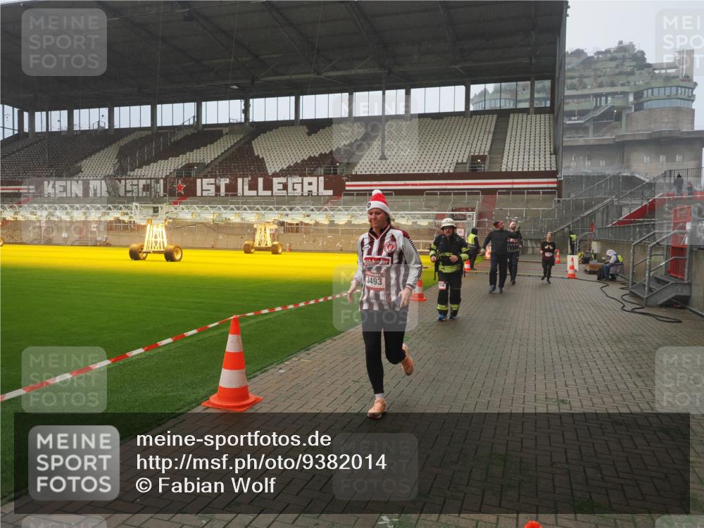 07.12.2025 - St. Pauli X-Mass-Run No. 15 Fabian Wolf http://msf.ph/oto/9382014 07.12.2025 10:09:24 Ziel 800, 881, 896, 899, 960, 1243, 1248, 1718, 3493, 3756, 4666 meine-sportfotos.de