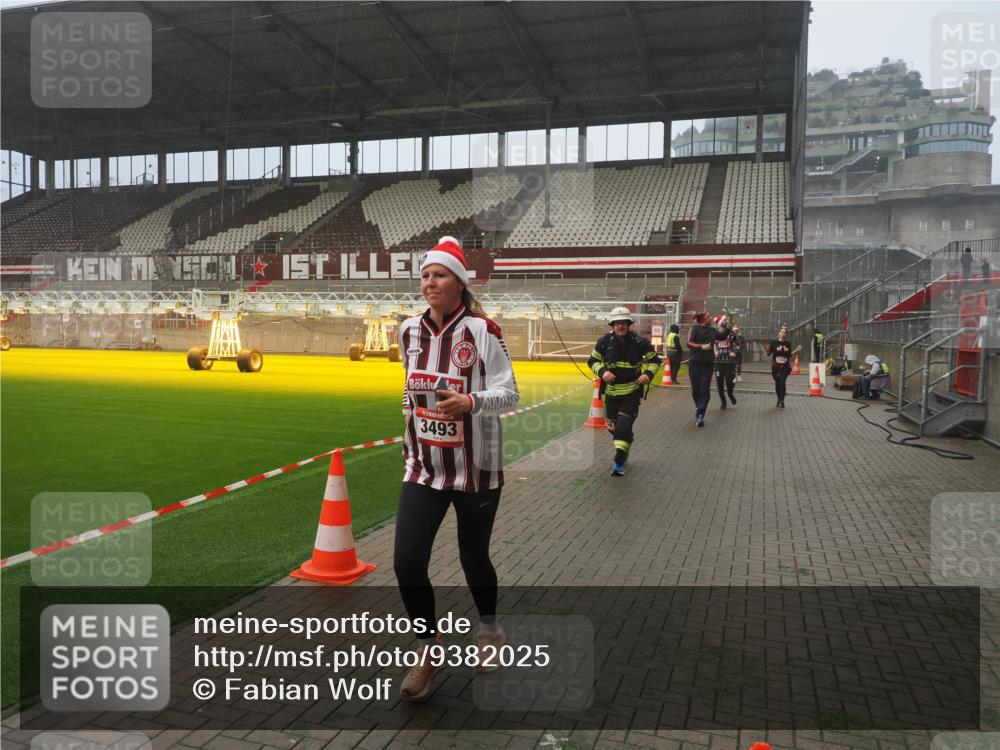 07.12.2025 - St. Pauli X-Mass-Run No. 15 Fabian Wolf http://msf.ph/oto/9382025 07.12.2025 10:09:25 Ziel 800, 881, 896, 899, 960, 1243, 1248, 1718, 3493, 3756 meine-sportfotos.de