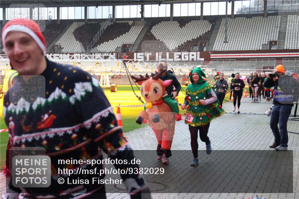 07.12.2025 - St. Pauli X-Mass-Run No. 15 Luisa Fischer http://msf.ph/oto/9382029 07.12.2025 10:47:48 Ziel 4853, 4868, 60, 78, 231, 309, 522, 523, 821, 823, 824, 1171, 1182, 1359, 1362, 1747, 1750, 1819, 1847, 1848, 1863, 1872, 1875, 2115, 2200, 2490, 2566, 2683, 2684, 2690, 2957, 3029, 3101, 3102, 3104, 3105, 3123, 3344, 3360, 4615, 4618, 4853, 4868, 4869 meine-sportfotos.de