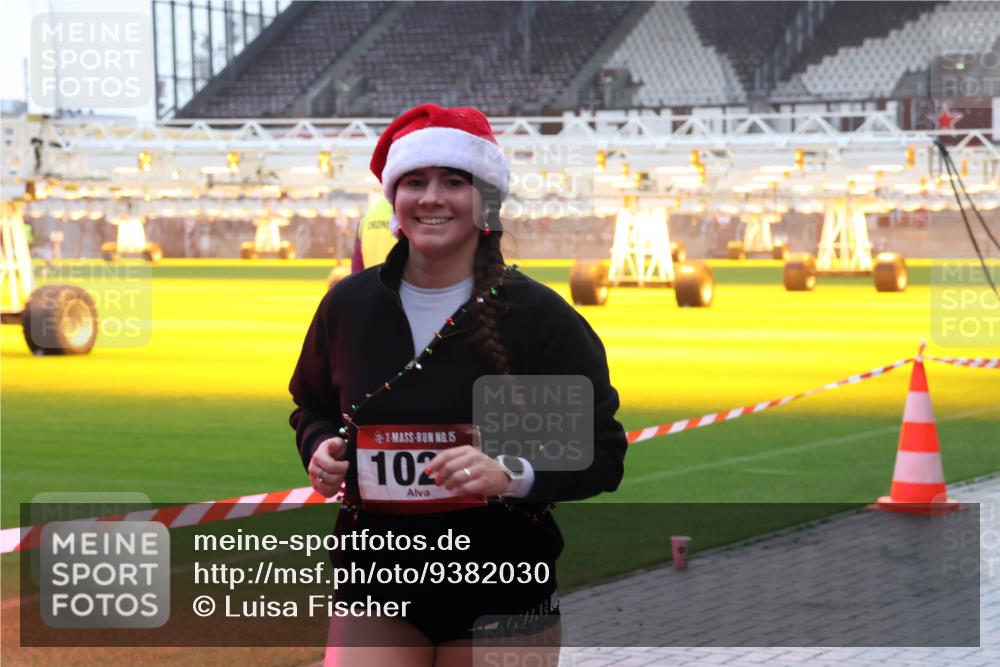 07.12.2025 - St. Pauli X-Mass-Run No. 15 Luisa Fischer http://msf.ph/oto/9382030 07.12.2025 11:20:59 Ziel 102, 540, 765, 1020, 1135, 1614, 2132, 2134, 2242, 2305, 2379, 2462, 2577, 2578, 2601, 3037, 3129, 3157, 3309, 4637 meine-sportfotos.de