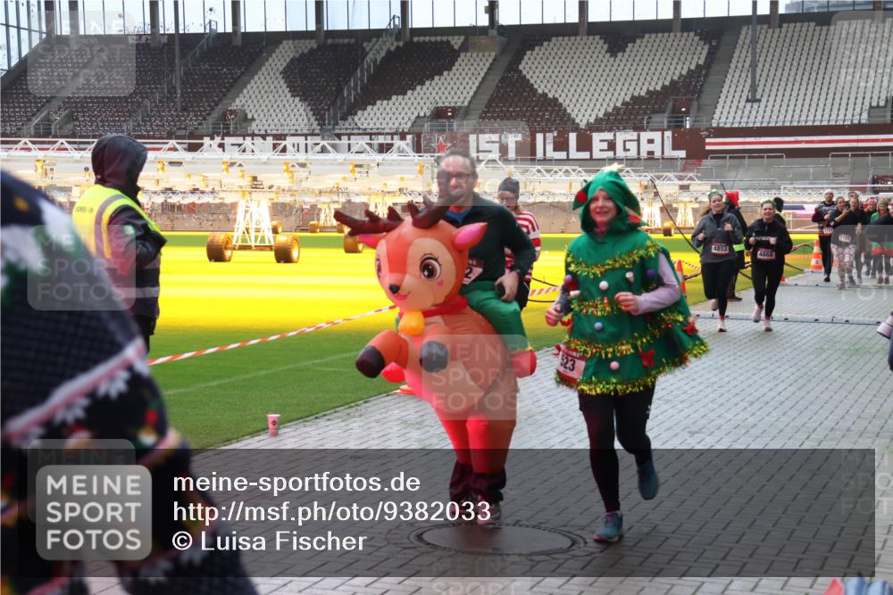 07.12.2025 - St. Pauli X-Mass-Run No. 15 Luisa Fischer http://msf.ph/oto/9382033 07.12.2025 10:47:49 Ziel 4853, 4868, 1142, 60, 78, 231, 309, 522, 523, 821, 824, 1171, 1182, 1359, 1362, 1747, 1750, 1819, 1847, 1848, 1863, 1872, 1875, 2115, 2200, 2490, 2566, 2683, 2684, 2690, 2957, 3029, 3101, 3102, 3104, 3105, 3123, 3344, 3360, 4615, 4618, 4853, 4868, 4869 meine-sportfotos.de