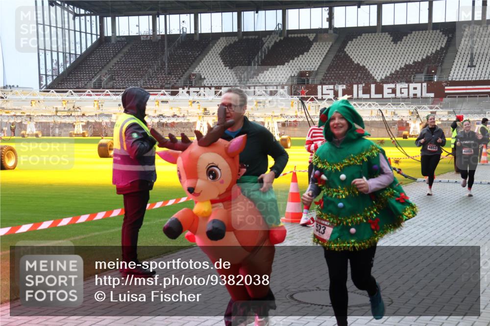 07.12.2025 - St. Pauli X-Mass-Run No. 15 Luisa Fischer http://msf.ph/oto/9382038 07.12.2025 10:47:49 Ziel 523, 4853, 4868, 60, 78, 231, 309, 522, 523, 821, 824, 1171, 1182, 1359, 1362, 1747, 1750, 1819, 1847, 1848, 1863, 1872, 1875, 2115, 2200, 2490, 2566, 2683, 2684, 2690, 2957, 3029, 3101, 3102, 3104, 3105, 3123, 3344, 3360, 4615, 4618, 4853, 4868, 4869 meine-sportfotos.de