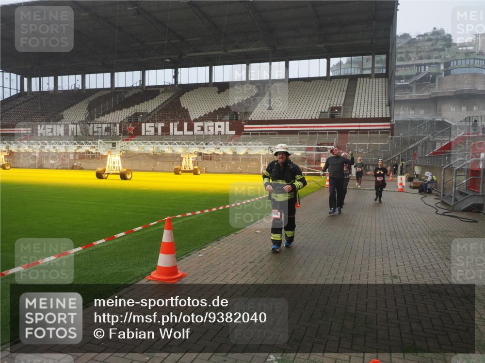 07.12.2025 - St. Pauli X-Mass-Run No. 15 Fabian Wolf http://msf.ph/oto/9382040 07.12.2025 10:09:26 Ziel 800, 881, 896, 899, 960, 1243, 1248, 1718, 3493, 3756 meine-sportfotos.de