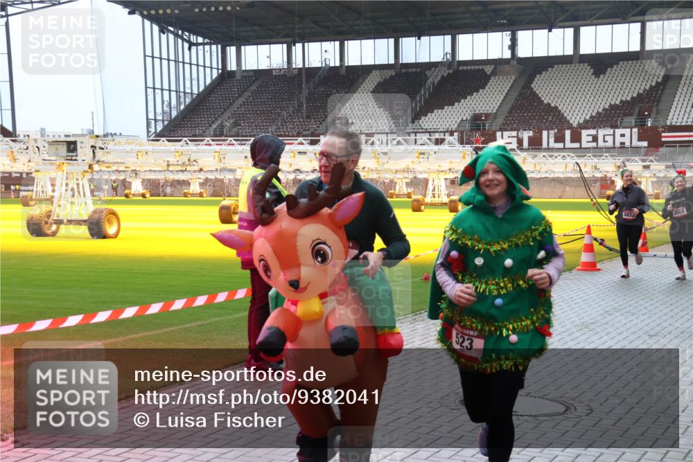07.12.2025 - St. Pauli X-Mass-Run No. 15 Luisa Fischer http://msf.ph/oto/9382041 07.12.2025 10:47:50 Ziel 523, 485, 4868, 60, 78, 231, 309, 522, 523, 1171, 1182, 1362, 1747, 1750, 1819, 1847, 1848, 1863, 1875, 2115, 2200, 2490, 2566, 2683, 2684, 2690, 2957, 3029, 3101, 3102, 3104, 3105, 3123, 3344, 3360, 4615, 4618, 4853, 4868, 4869 meine-sportfotos.de