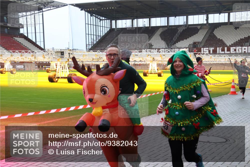 07.12.2025 - St. Pauli X-Mass-Run No. 15 Luisa Fischer http://msf.ph/oto/9382043 07.12.2025 10:47:50 Ziel 4853, 60, 78, 231, 309, 522, 523, 1171, 1182, 1362, 1747, 1750, 1819, 1847, 1848, 1863, 1875, 2115, 2200, 2490, 2566, 2683, 2684, 2690, 2957, 3029, 3101, 3102, 3104, 3105, 3123, 3344, 3360, 4615, 4618, 4853, 4868, 4869 meine-sportfotos.de