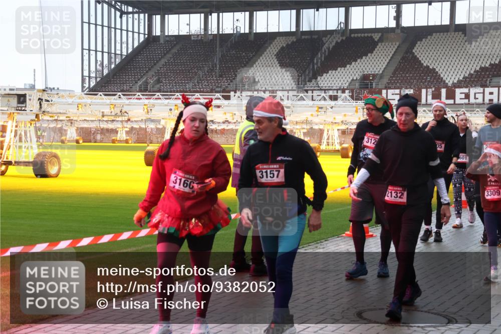 07.12.2025 - St. Pauli X-Mass-Run No. 15 Luisa Fischer http://msf.ph/oto/9382052 07.12.2025 11:21:19 Ziel 3166, 3157, 312, 05, 601, 2132, 3309, 540, 765, 1020, 1135, 1614, 2132, 2134, 2242, 2305, 2375, 2376, 2379, 2462, 2601, 2854, 3037, 3129, 3135, 3309 meine-sportfotos.de