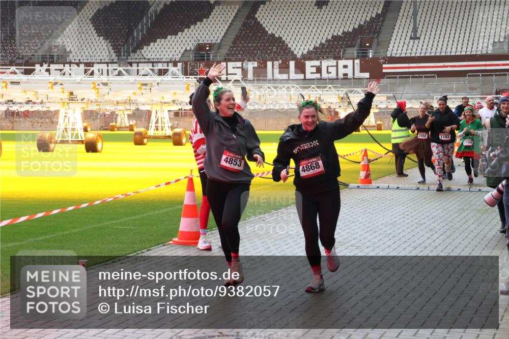 07.12.2025 - St. Pauli X-Mass-Run No. 15 Luisa Fischer http://msf.ph/oto/9382057 07.12.2025 10:47:52 Ziel 4853, 4868, 3102, 1182, 3104, 60, 78, 231, 309, 522, 523, 1171, 1182, 1555, 1750, 1819, 1847, 1848, 1863, 2115, 2200, 2490, 2566, 2683, 2684, 2690, 2957, 3029, 3101, 3102, 3104, 3105, 3123, 3344, 3360, 4072, 4615, 4618, 4853, 4868, 4869 meine-sportfotos.de