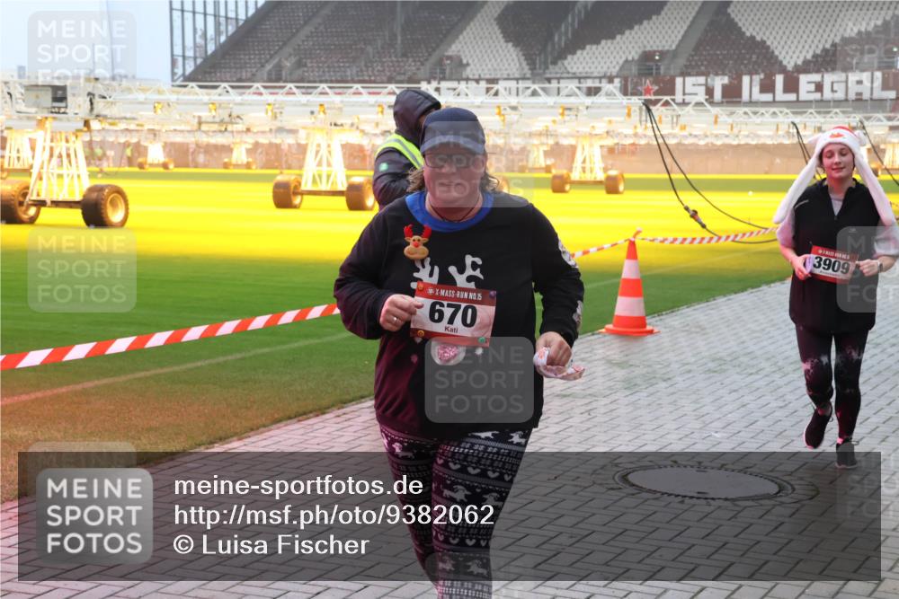 07.12.2025 - St. Pauli X-Mass-Run No. 15 Luisa Fischer http://msf.ph/oto/9382062 07.12.2025 10:12:18 Ziel 54, 15, 670, 3909, 670, 756, 1389, 1526, 1687, 1688, 1833, 2177, 2906, 2909, 3085, 3761, 3767, 3870, 3909, 3932, 3935, 4658, 4659, 4662 meine-sportfotos.de