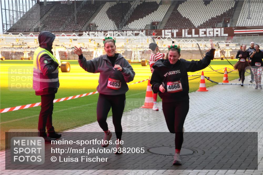 07.12.2025 - St. Pauli X-Mass-Run No. 15 Luisa Fischer http://msf.ph/oto/9382065 07.12.2025 10:47:53 Ziel 4853, 4868, 3102, 3, 1182, 60, 78, 231, 309, 522, 523, 1171, 1182, 1555, 1750, 1819, 1847, 1848, 1863, 2115, 2200, 2490, 2566, 2683, 2684, 2690, 2957, 3029, 3101, 3102, 3104, 3105, 3123, 3344, 3360, 4072, 4615, 4618, 4853, 4868, 4869 meine-sportfotos.de