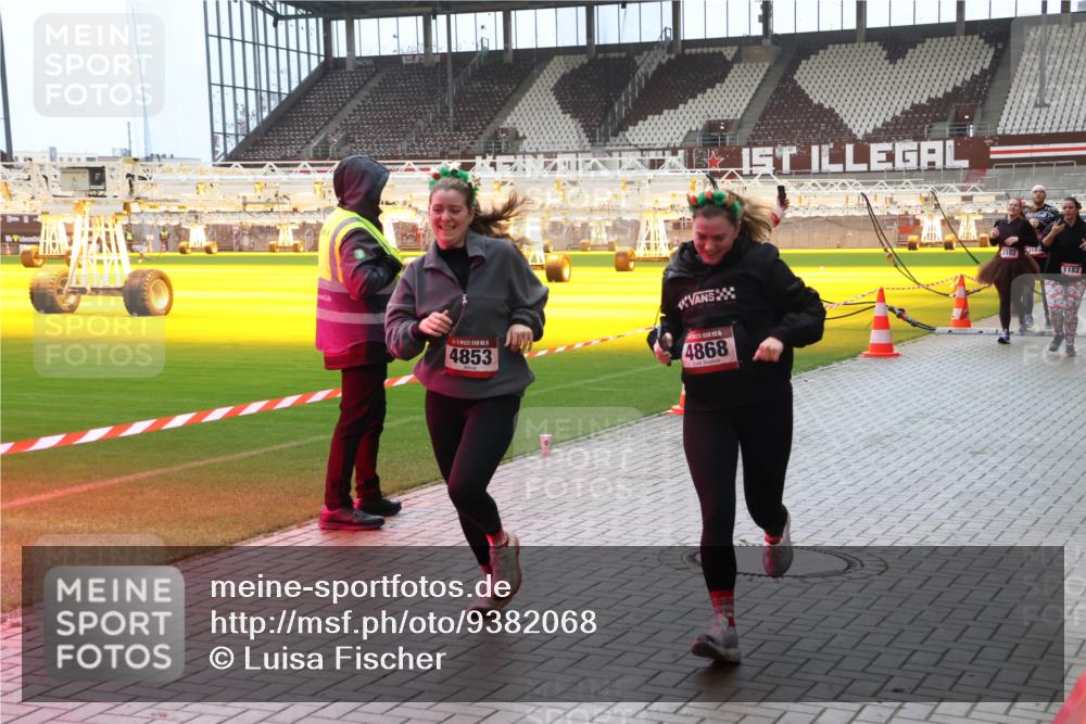 07.12.2025 - St. Pauli X-Mass-Run No. 15 Luisa Fischer http://msf.ph/oto/9382068 07.12.2025 10:47:54 Ziel 4853, 4868, 102, 10, 1182, 60, 78, 231, 309, 522, 523, 1171, 1182, 1555, 1750, 1819, 1847, 1848, 1863, 2115, 2200, 2490, 2566, 2683, 2684, 2690, 2957, 3029, 3101, 3102, 3104, 3105, 3123, 3344, 3360, 4072, 4615, 4618, 4853, 4868, 4869 meine-sportfotos.de