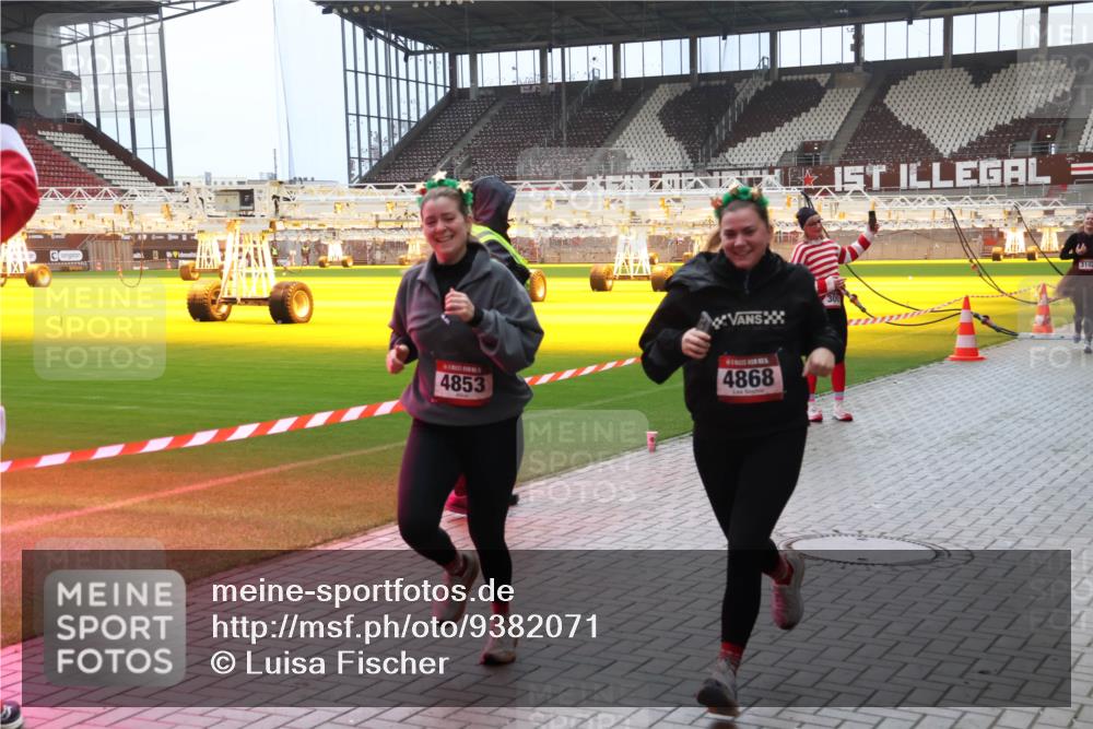 07.12.2025 - St. Pauli X-Mass-Run No. 15 Luisa Fischer http://msf.ph/oto/9382071 07.12.2025 10:47:54 Ziel 4853, 4868, 3102, 60, 78, 231, 309, 522, 523, 1171, 1182, 1555, 1750, 1819, 1847, 1848, 1863, 2115, 2200, 2490, 2566, 2683, 2684, 2690, 2957, 3029, 3101, 3102, 3104, 3105, 3123, 3344, 3360, 4072, 4615, 4618, 4853, 4868, 4869 meine-sportfotos.de