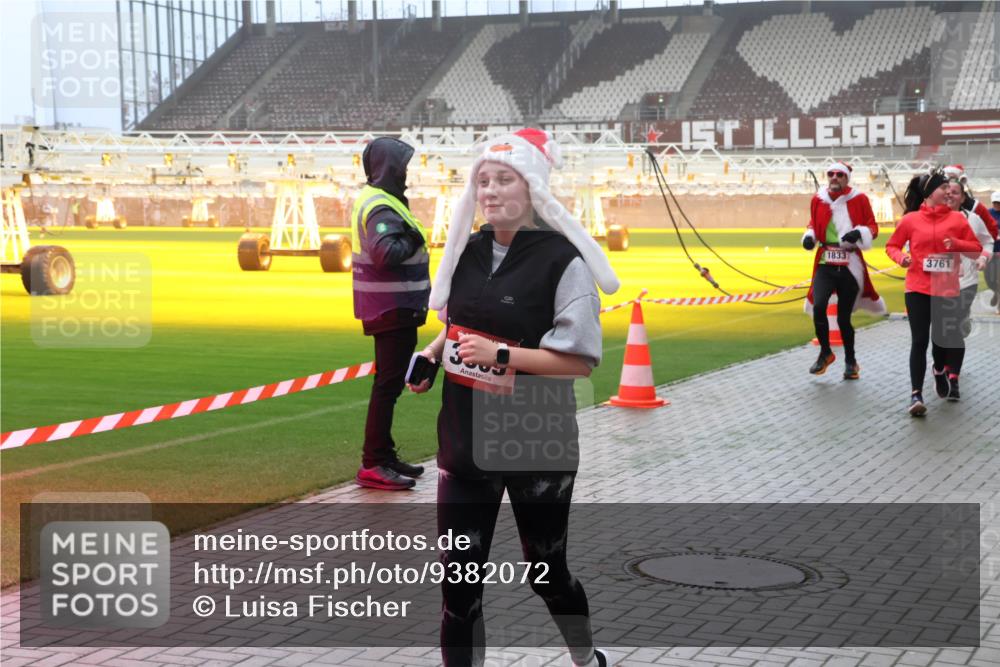 07.12.2025 - St. Pauli X-Mass-Run No. 15 Luisa Fischer http://msf.ph/oto/9382072 07.12.2025 10:12:19 Ziel 1833, 3761, 670, 756, 1389, 1526, 1687, 1688, 1833, 2177, 2906, 2909, 3085, 3761, 3767, 3870, 3909, 3932, 3935, 4658, 4662 meine-sportfotos.de