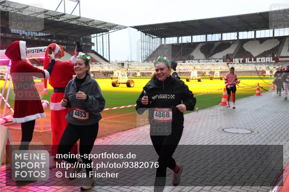 07.12.2025 - St. Pauli X-Mass-Run No. 15 Luisa Fischer http://msf.ph/oto/9382076 07.12.2025 10:47:55 Ziel 4853, 15, 4868, 3102, 60, 78, 231, 309, 522, 523, 1171, 1182, 1555, 1819, 1847, 1848, 1863, 2115, 2200, 2490, 2566, 2683, 2684, 2690, 2957, 3029, 3101, 3102, 3104, 3105, 3123, 3344, 3360, 4072, 4615, 4618, 4853, 4863, 4868, 4869 meine-sportfotos.de