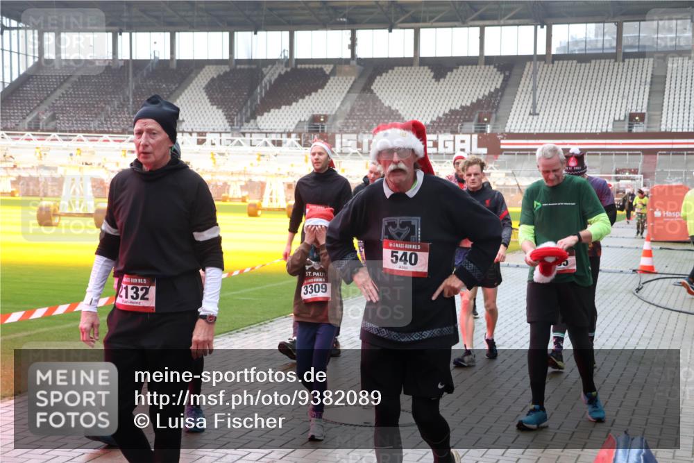 07.12.2025 - St. Pauli X-Mass-Run No. 15 Luisa Fischer http://msf.ph/oto/9382089 07.12.2025 11:21:22 Ziel 15, 132, 3309, 15, 540, 540, 765, 1020, 1135, 1614, 2132, 2134, 2242, 2305, 2375, 2376, 2379, 2462, 2601, 2854, 2867, 3037, 3135, 3220 meine-sportfotos.de