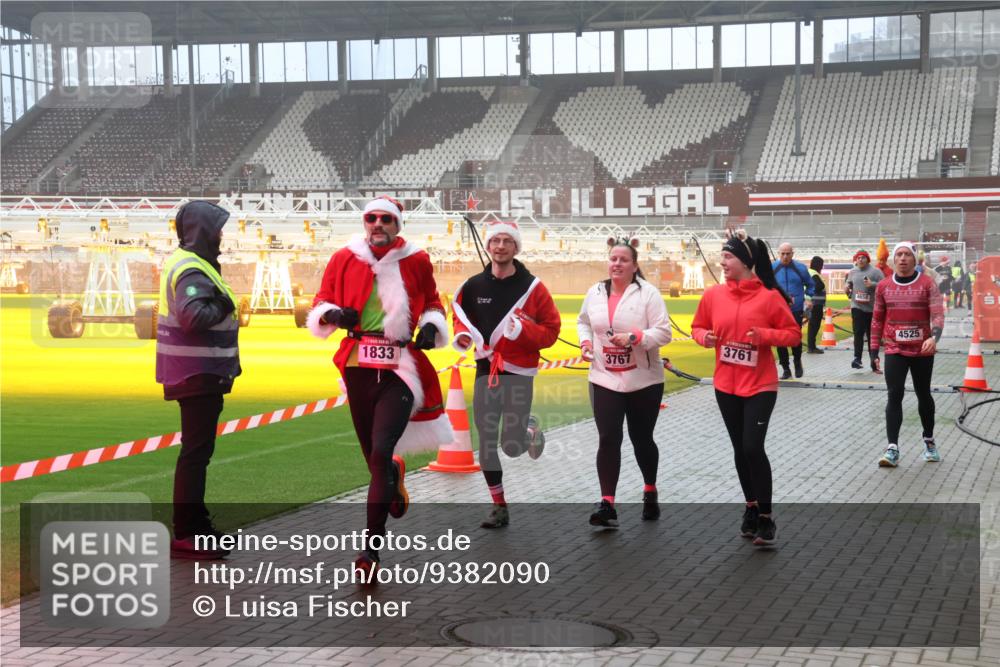 07.12.2025 - St. Pauli X-Mass-Run No. 15 Luisa Fischer http://msf.ph/oto/9382090 07.12.2025 10:12:21 Ziel 1833, 3767, 3761, 4525, 670, 756, 1389, 1526, 1687, 1688, 1833, 2177, 2906, 2909, 3085, 3761, 3767, 3870, 3909, 3932, 3935, 4658, 4662 meine-sportfotos.de