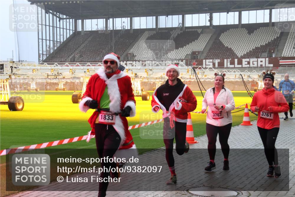 07.12.2025 - St. Pauli X-Mass-Run No. 15 Luisa Fischer http://msf.ph/oto/9382097 07.12.2025 10:12:22 Ziel 1833, 3767, 3761, 1688, 670, 756, 1389, 1526, 1687, 1688, 1833, 2177, 2906, 2909, 3085, 3761, 3767, 3870, 3909, 3932, 3935, 4658, 4662 meine-sportfotos.de