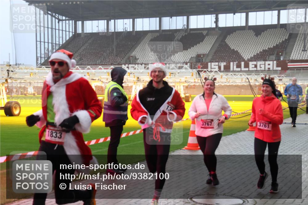 07.12.2025 - St. Pauli X-Mass-Run No. 15 Luisa Fischer http://msf.ph/oto/9382100 07.12.2025 10:12:22 Ziel 1833, 3767, 3761, 1688, 670, 756, 1389, 1526, 1687, 1688, 1833, 2177, 2906, 2909, 3085, 3761, 3767, 3870, 3909, 3932, 3935, 4658, 4662 meine-sportfotos.de