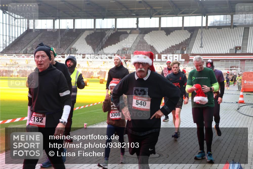 07.12.2025 - St. Pauli X-Mass-Run No. 15 Luisa Fischer http://msf.ph/oto/9382103 07.12.2025 11:21:22 Ziel 15, 2132, 3309, 15, 540, 540, 765, 1020, 1135, 1614, 2132, 2134, 2242, 2305, 2375, 2376, 2379, 2462, 2601, 2854, 2867, 3037, 3135, 3220 meine-sportfotos.de