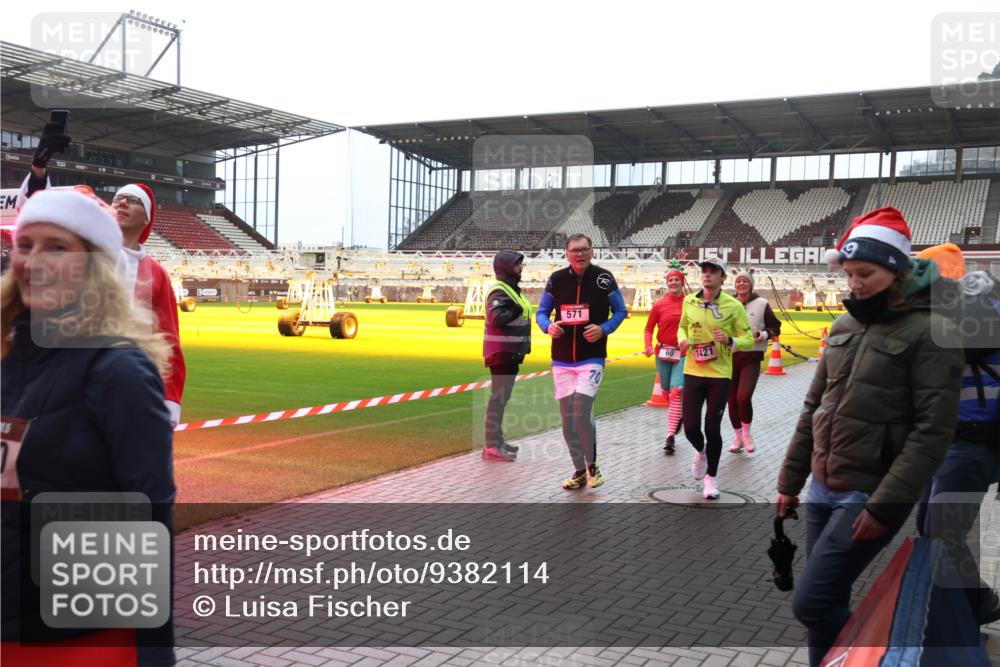 07.12.2025 - St. Pauli X-Mass-Run No. 15 Luisa Fischer http://msf.ph/oto/9382114 07.12.2025 10:48:04 Ziel 571, 20, 60, 1421, 60, 78, 282, 309, 513, 522, 523, 553, 1171, 1182, 1555, 1819, 1847, 1848, 1863, 2200, 2490, 2566, 2608, 2611, 2683, 2684, 2690, 3101, 3102, 3104, 3105, 3344, 3360, 4072, 4615, 4618, 4853, 4863, 4868, 4869 meine-sportfotos.de