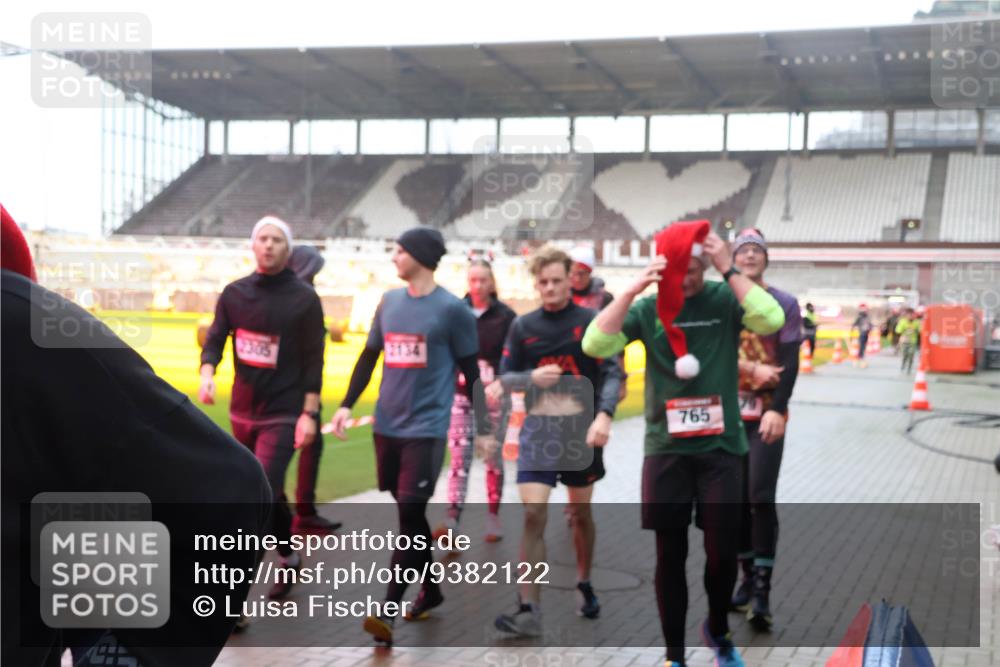 07.12.2025 - St. Pauli X-Mass-Run No. 15 Luisa Fischer http://msf.ph/oto/9382122 07.12.2025 11:21:24 Ziel 2305, 2134, 765, 540, 765, 1020, 1135, 1614, 2132, 2134, 2242, 2305, 2375, 2376, 2379, 2462, 2601, 2854, 2867, 3037, 3135, 3220, 3283 meine-sportfotos.de