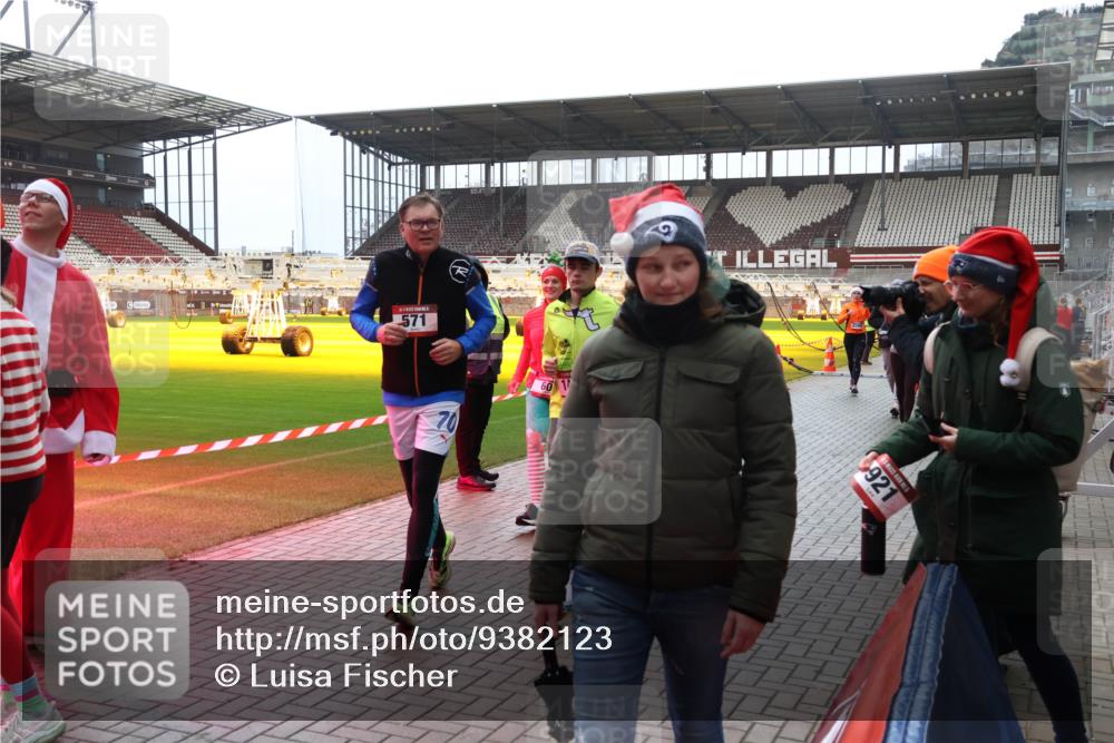 07.12.2025 - St. Pauli X-Mass-Run No. 15 Luisa Fischer http://msf.ph/oto/9382123 07.12.2025 10:48:06 Ziel 571, 70, 60, 1, 921, 60, 78, 282, 309, 472, 513, 522, 523, 553, 1171, 1182, 1555, 1819, 1847, 1848, 1863, 2200, 2490, 2566, 2608, 2611, 2683, 2684, 2690, 3101, 3102, 3104, 3105, 3360, 4072, 4615, 4618, 4853, 4863, 4868, 4869 meine-sportfotos.de