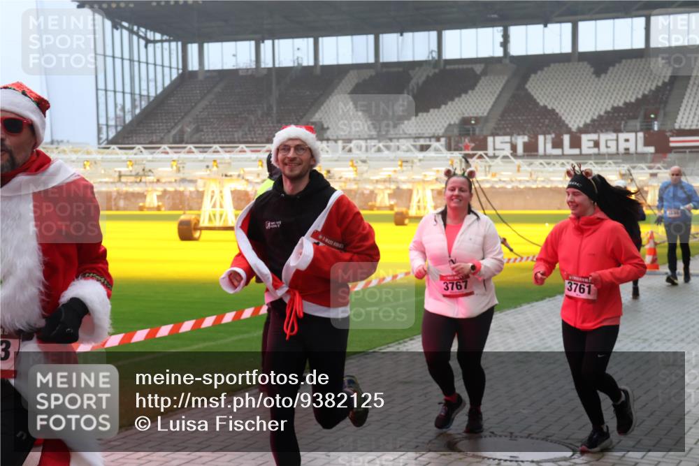 07.12.2025 - St. Pauli X-Mass-Run No. 15 Luisa Fischer http://msf.ph/oto/9382125 07.12.2025 10:12:22 Ziel 3, 3767, 3761, 670, 756, 1389, 1526, 1687, 1688, 1833, 2177, 2906, 2909, 3085, 3761, 3767, 3870, 3909, 3932, 3935, 4658, 4662 meine-sportfotos.de