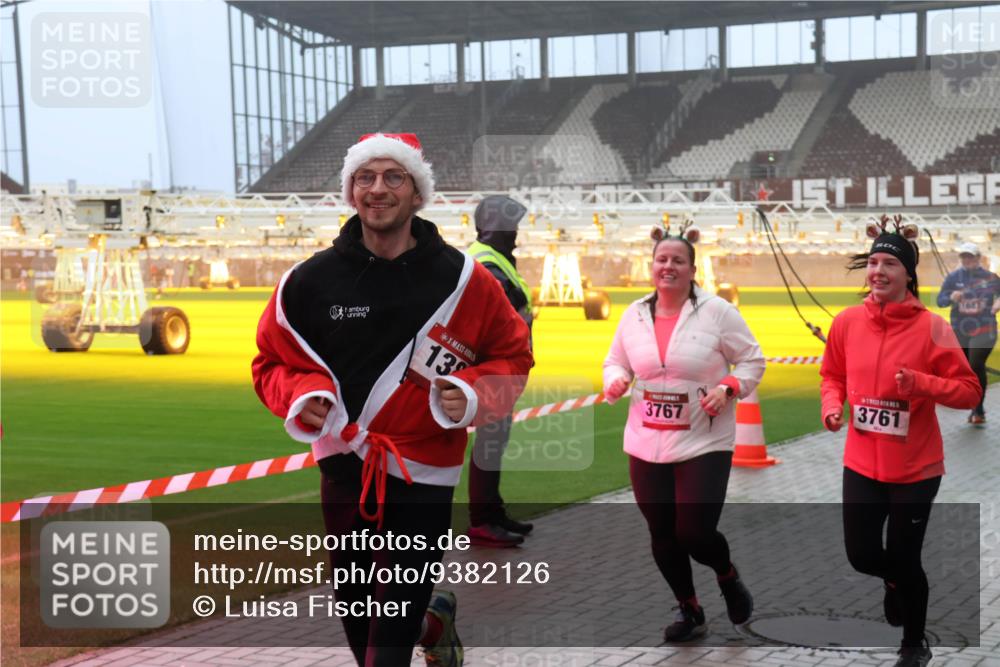 07.12.2025 - St. Pauli X-Mass-Run No. 15 Luisa Fischer http://msf.ph/oto/9382126 07.12.2025 10:12:23 Ziel 13, 3767, 3761, 670, 756, 1389, 1526, 1687, 1688, 1833, 2177, 2906, 2909, 3085, 3761, 3767, 3870, 3909, 3932, 3935, 4658 meine-sportfotos.de