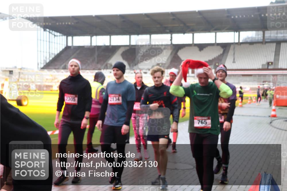 07.12.2025 - St. Pauli X-Mass-Run No. 15 Luisa Fischer http://msf.ph/oto/9382130 07.12.2025 11:21:25 Ziel 2305, 2134, 765, 540, 765, 1020, 1135, 1614, 2132, 2134, 2242, 2305, 2375, 2376, 2379, 2462, 2601, 2854, 2867, 3037, 3135, 3220, 3283 meine-sportfotos.de