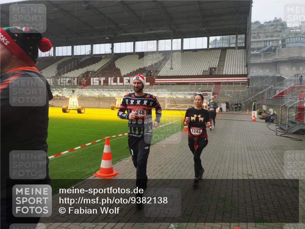 07.12.2025 - St. Pauli X-Mass-Run No. 15 Fabian Wolf http://msf.ph/oto/9382138 07.12.2025 10:09:30 Ziel 800, 881, 896, 899, 960, 1243, 1248, 1718, 3493, 3756 meine-sportfotos.de