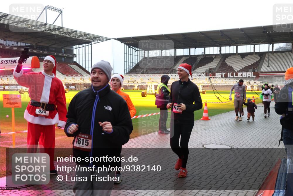 07.12.2025 - St. Pauli X-Mass-Run No. 15 Luisa Fischer http://msf.ph/oto/9382140 07.12.2025 10:48:12 Ziel 824, 15, 4615, 249, 60, 78, 282, 309, 472, 513, 522, 523, 553, 1182, 1555, 1847, 1848, 1863, 2146, 2147, 2490, 2566, 2608, 2611, 2690, 3101, 3102, 3104, 3105, 3360, 4072, 4615, 4618, 4853, 4863, 4868, 4869 meine-sportfotos.de
