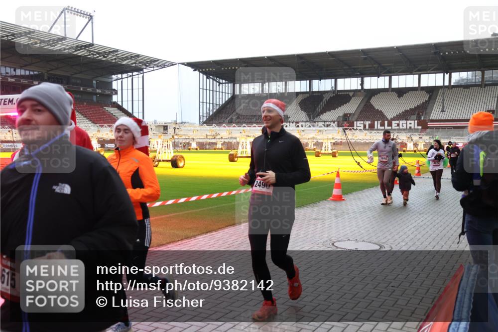 07.12.2025 - St. Pauli X-Mass-Run No. 15 Luisa Fischer http://msf.ph/oto/9382142 07.12.2025 10:48:12 Ziel 615, 2490, 2690, 4072, 60, 78, 282, 309, 472, 513, 522, 523, 553, 1182, 1555, 1847, 1848, 1863, 2146, 2147, 2490, 2566, 2608, 2611, 2690, 3101, 3102, 3104, 3105, 3360, 4072, 4615, 4618, 4853, 4863, 4868, 4869 meine-sportfotos.de