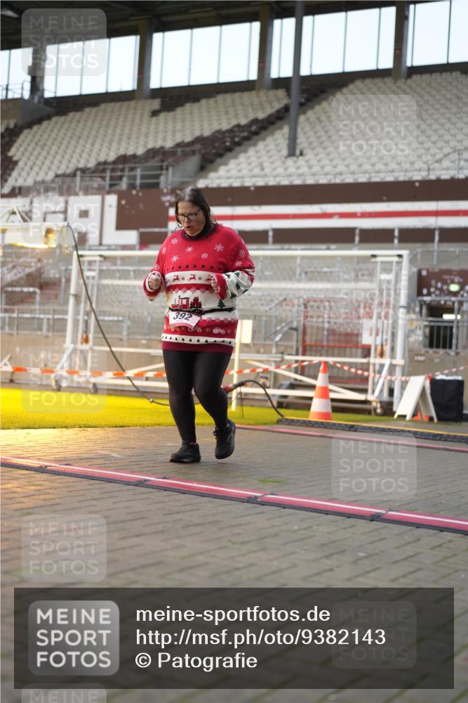 07.12.2025 - St. Pauli X-Mass-Run No. 15 Patografie http://msf.ph/oto/9382143 07.12.2025 10:20:39 Ziel 392, 1016, 1076, 1466, 4490, 4517 meine-sportfotos.de