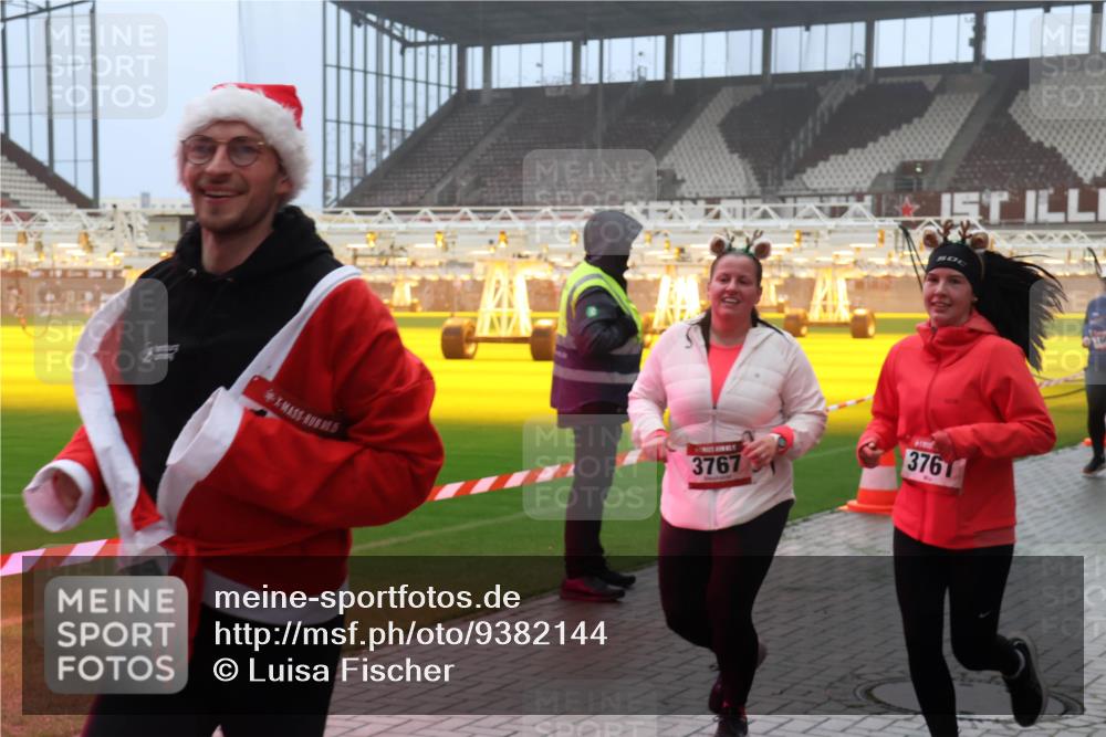 07.12.2025 - St. Pauli X-Mass-Run No. 15 Luisa Fischer http://msf.ph/oto/9382144 07.12.2025 10:12:23 Ziel 3767, 3761, 670, 756, 1389, 1526, 1687, 1688, 1833, 2177, 2906, 2909, 3085, 3761, 3767, 3870, 3909, 3932, 3935, 4658 meine-sportfotos.de