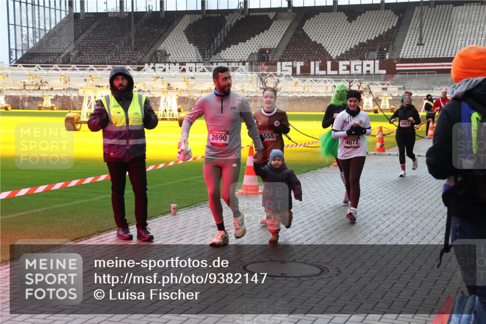 07.12.2025 - St. Pauli X-Mass-Run No. 15 Luisa Fischer http://msf.ph/oto/9382147 07.12.2025 10:48:14 Ziel 6709, 2690, 555, 4072, 4863, 60, 78, 282, 309, 472, 513, 522, 523, 553, 1182, 1195, 1555, 1847, 1848, 1863, 2146, 2147, 2490, 2566, 2608, 2611, 2690, 3101, 3102, 3104, 3105, 3360, 4072, 4615, 4618, 4853, 4863, 4868, 4869 meine-sportfotos.de