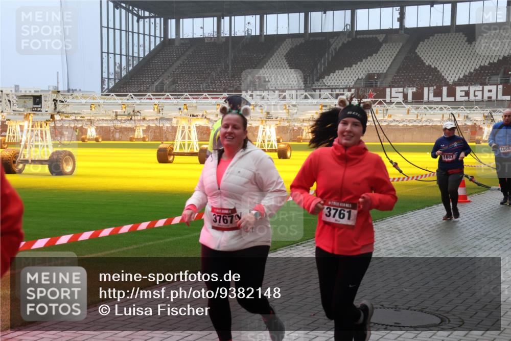 07.12.2025 - St. Pauli X-Mass-Run No. 15 Luisa Fischer http://msf.ph/oto/9382148 07.12.2025 10:12:23 Ziel 37679, 3761, 1687, 1688, 670, 756, 1389, 1526, 1687, 1688, 1833, 2177, 2906, 2909, 3085, 3761, 3767, 3870, 3909, 3932, 3935, 4658 meine-sportfotos.de