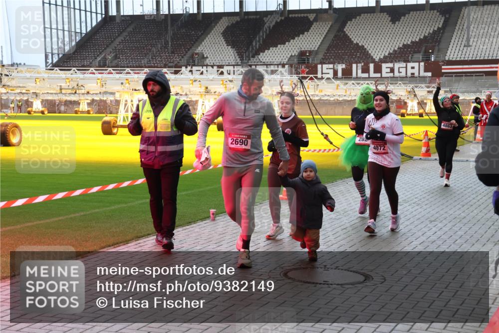 07.12.2025 - St. Pauli X-Mass-Run No. 15 Luisa Fischer http://msf.ph/oto/9382149 07.12.2025 10:48:14 Ziel 6709, 2690, 28, 4072, 4863, 60, 78, 282, 309, 472, 513, 522, 523, 553, 1182, 1195, 1555, 1847, 1848, 1863, 2146, 2147, 2490, 2566, 2608, 2611, 2690, 3101, 3102, 3104, 3105, 3360, 4072, 4615, 4618, 4853, 4863, 4868, 4869 meine-sportfotos.de