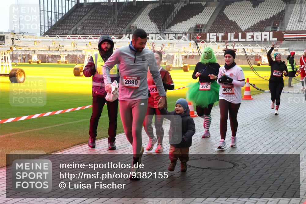 07.12.2025 - St. Pauli X-Mass-Run No. 15 Luisa Fischer http://msf.ph/oto/9382155 07.12.2025 10:48:15 Ziel 6709, 2690, 282, 1555, 4072, 4863, 60, 78, 282, 309, 472, 513, 522, 523, 553, 1182, 1195, 1555, 1847, 1848, 1863, 2146, 2147, 2490, 2566, 2608, 2611, 2690, 3101, 3102, 3104, 3105, 3360, 4072, 4615, 4618, 4853, 4863, 4868, 4869 meine-sportfotos.de