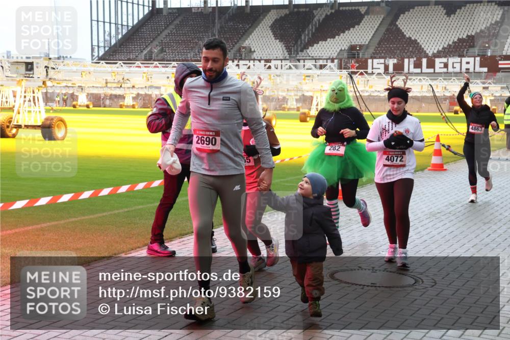 07.12.2025 - St. Pauli X-Mass-Run No. 15 Luisa Fischer http://msf.ph/oto/9382159 07.12.2025 10:48:15 Ziel 15, 2690, 282, 5, 4072, 4863, 60, 78, 282, 309, 472, 513, 522, 523, 553, 1182, 1195, 1555, 1847, 1848, 1863, 2146, 2147, 2490, 2566, 2608, 2611, 2690, 3101, 3102, 3104, 3105, 3360, 4072, 4615, 4618, 4853, 4863, 4868, 4869 meine-sportfotos.de