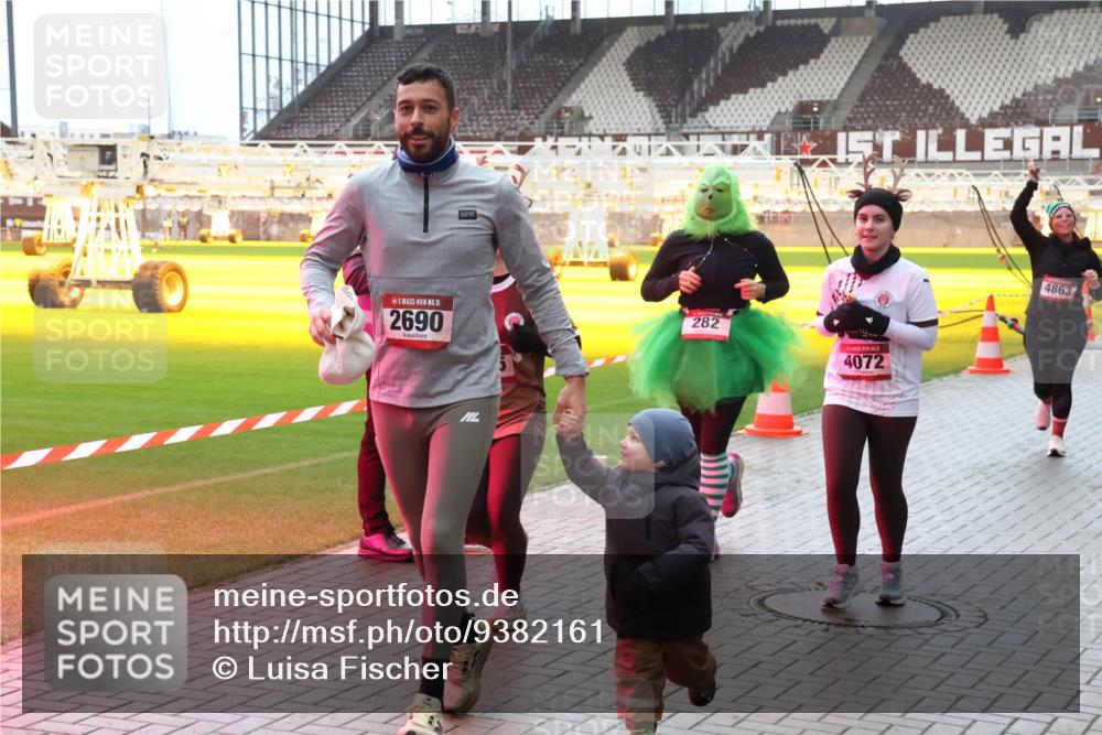 07.12.2025 - St. Pauli X-Mass-Run No. 15 Luisa Fischer http://msf.ph/oto/9382161 07.12.2025 10:48:16 Ziel 15, 2690, 282, 4072, 4863, 60, 78, 282, 309, 472, 513, 522, 523, 553, 1182, 1195, 1555, 1847, 1848, 1863, 2146, 2147, 2490, 2566, 2608, 2611, 2690, 3101, 3102, 3104, 3105, 3360, 4072, 4615, 4618, 4853, 4863, 4868, 4869 meine-sportfotos.de