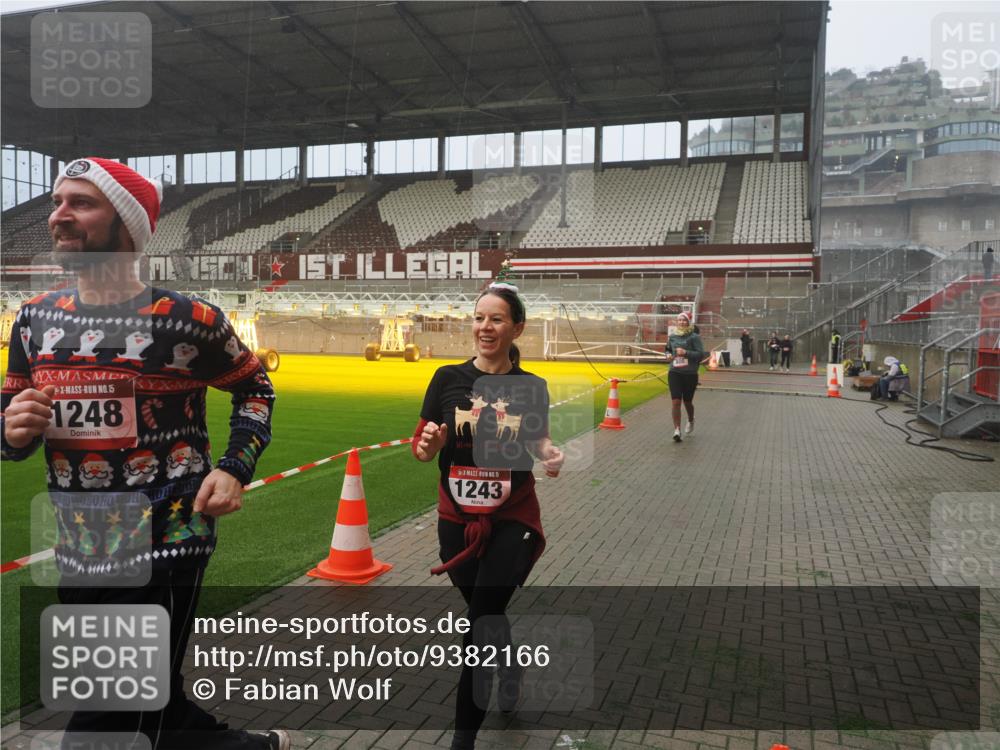 07.12.2025 - St. Pauli X-Mass-Run No. 15 Fabian Wolf http://msf.ph/oto/9382166 07.12.2025 10:09:31 Ziel 800, 881, 896, 899, 960, 1243, 1248, 1718, 3493, 3756 meine-sportfotos.de