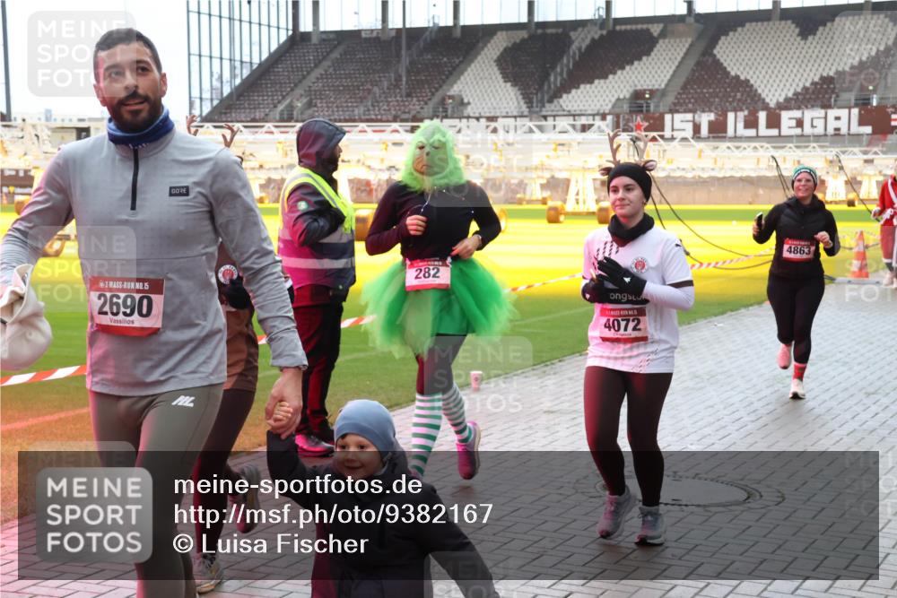 07.12.2025 - St. Pauli X-Mass-Run No. 15 Luisa Fischer http://msf.ph/oto/9382167 07.12.2025 10:48:16 Ziel 15, 2690, 282, 4072, 4863, 60, 78, 282, 309, 472, 513, 522, 523, 553, 1182, 1195, 1555, 1847, 1848, 1863, 2146, 2147, 2490, 2566, 2608, 2611, 2690, 3101, 3102, 3104, 3105, 3360, 4072, 4615, 4618, 4853, 4863, 4868, 4869 meine-sportfotos.de