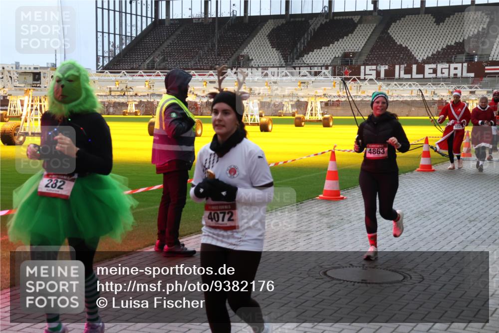 07.12.2025 - St. Pauli X-Mass-Run No. 15 Luisa Fischer http://msf.ph/oto/9382176 07.12.2025 10:48:17 Ziel 282, 4072, 4863, 553, 60, 78, 282, 309, 472, 513, 522, 523, 553, 1182, 1195, 1555, 1847, 1848, 1863, 2028, 2146, 2147, 2490, 2501, 2566, 2608, 2611, 2690, 3101, 3102, 3104, 3105, 3360, 4072, 4229, 4615, 4618, 4853, 4863, 4868, 4869 meine-sportfotos.de